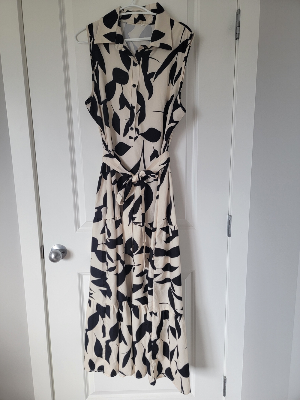 Sleeveless Collared Tie-Waist Maxi Dress in Cream and Black Leaf Print